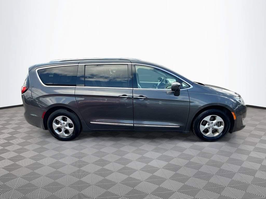 Used 2017 Chrysler Pacifica Touring-L Plus w/ Advanced Safetytec Group FWD image 5