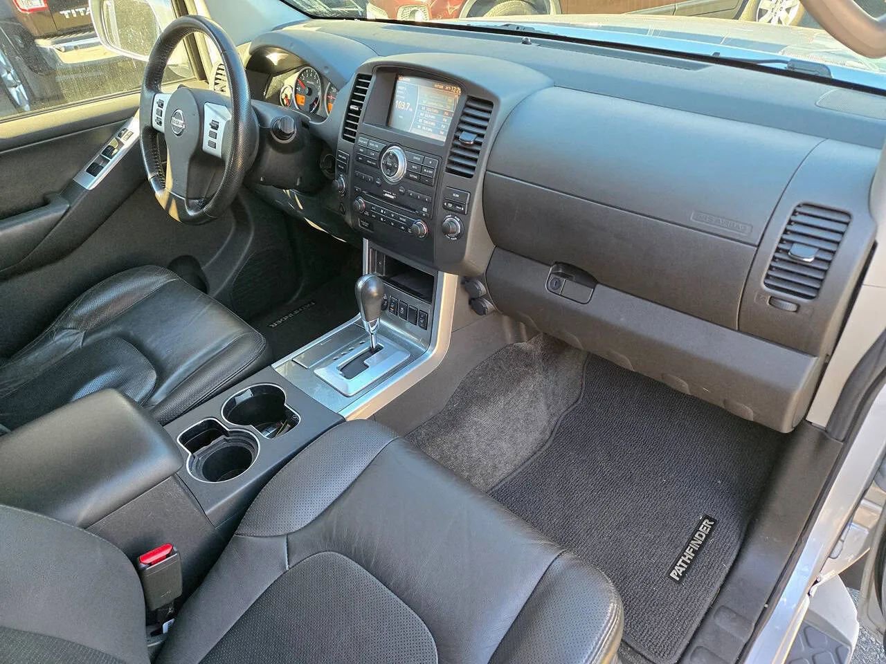 Used 2011 Nissan Pathfinder Silver image 2