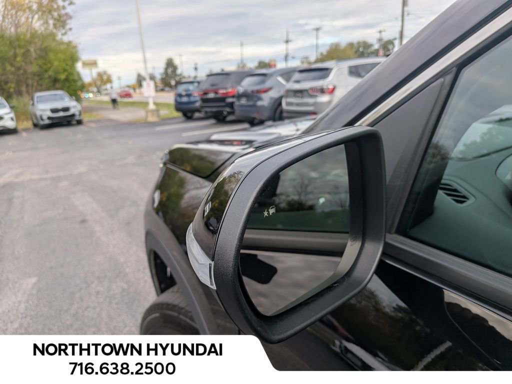 Used 2025 Chevrolet Traverse LT image 41