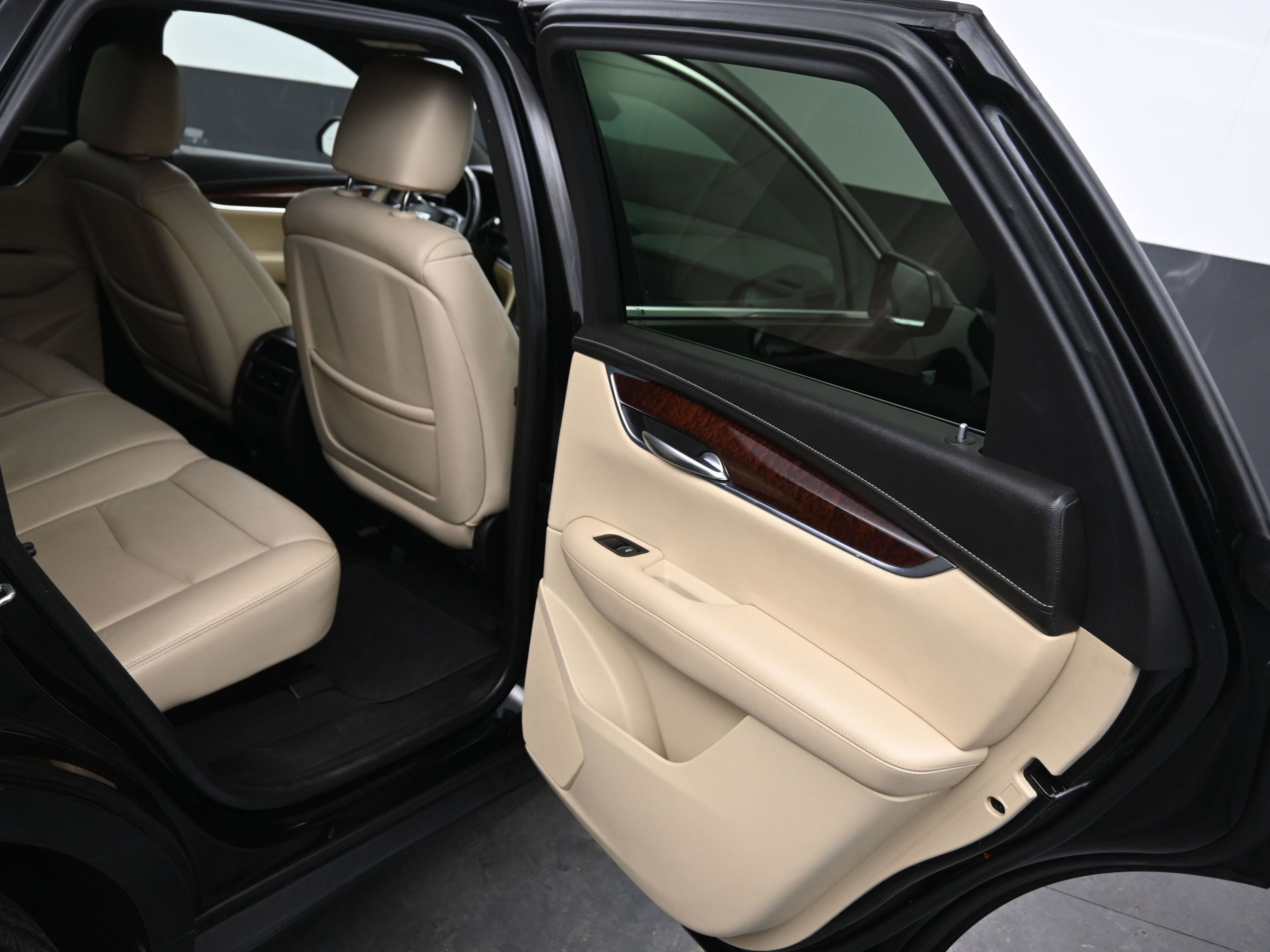 Used 2018 Cadillac XT5 Luxury w/ Driver Awareness Package image 11