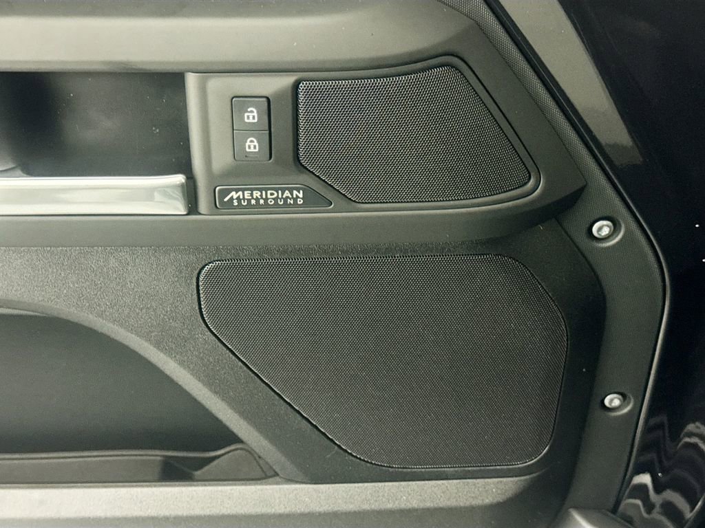 New 2026 Land Rover Defender 130 X-Dynamic SE image 18