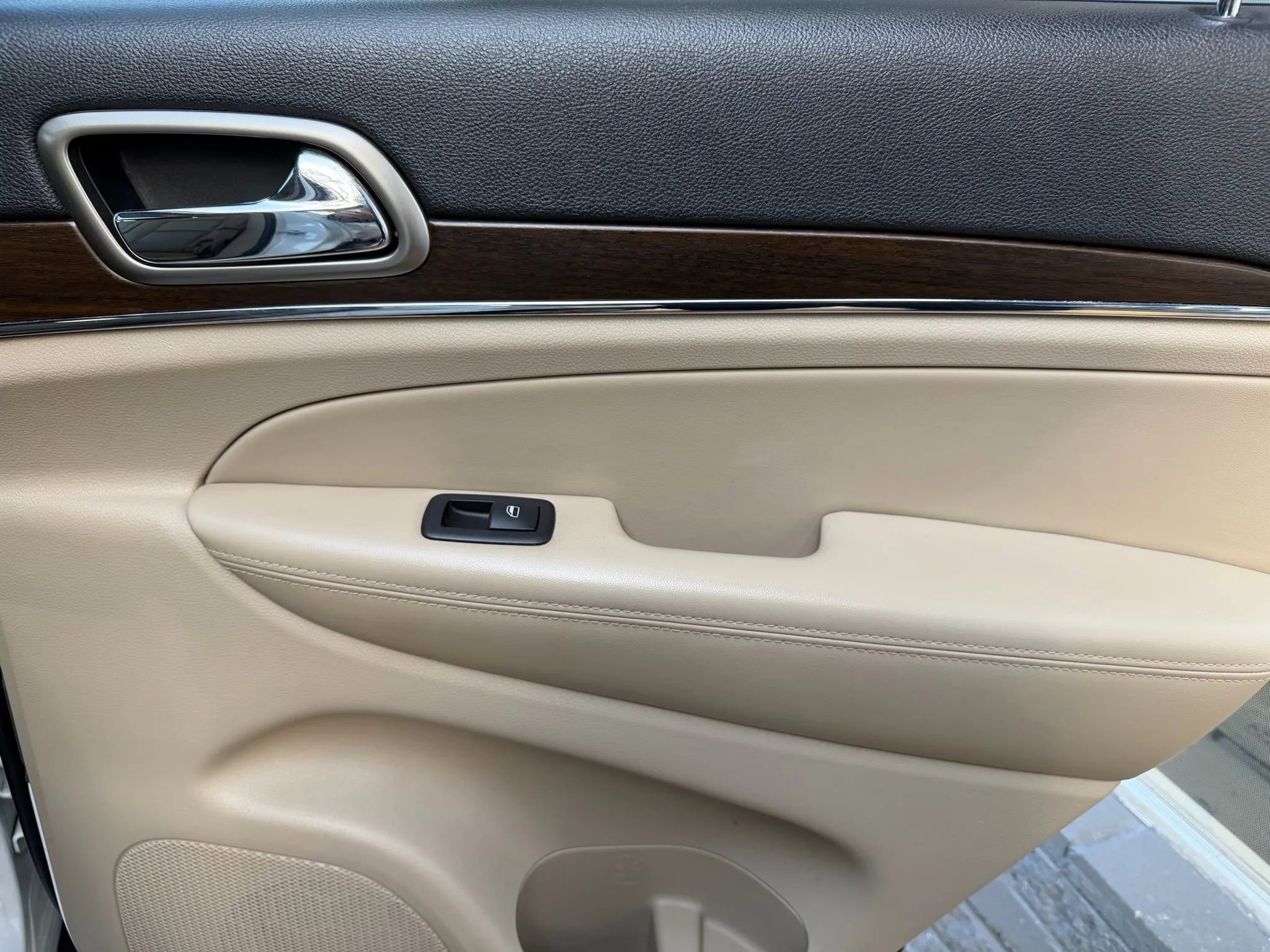 Used 2015 Jeep Grand Cherokee Limited w/ Luxury Group II image 13