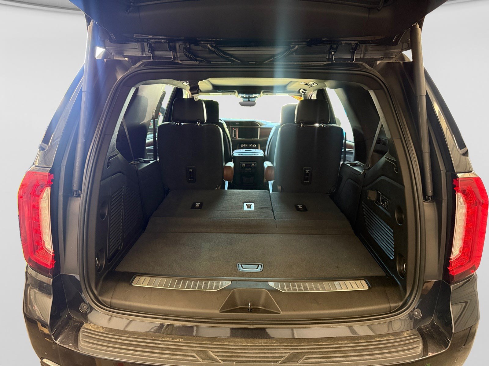 Used 2023 GMC Yukon Denali Ultimate AWD/4WD image 17