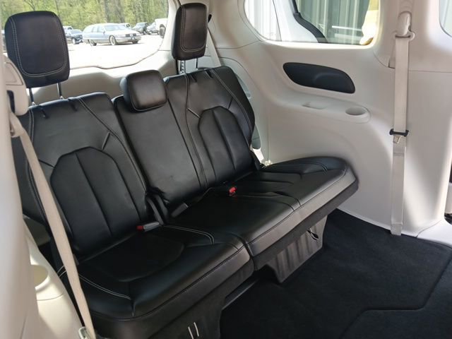 Used 2024 Chrysler Pacifica Touring-L image 12