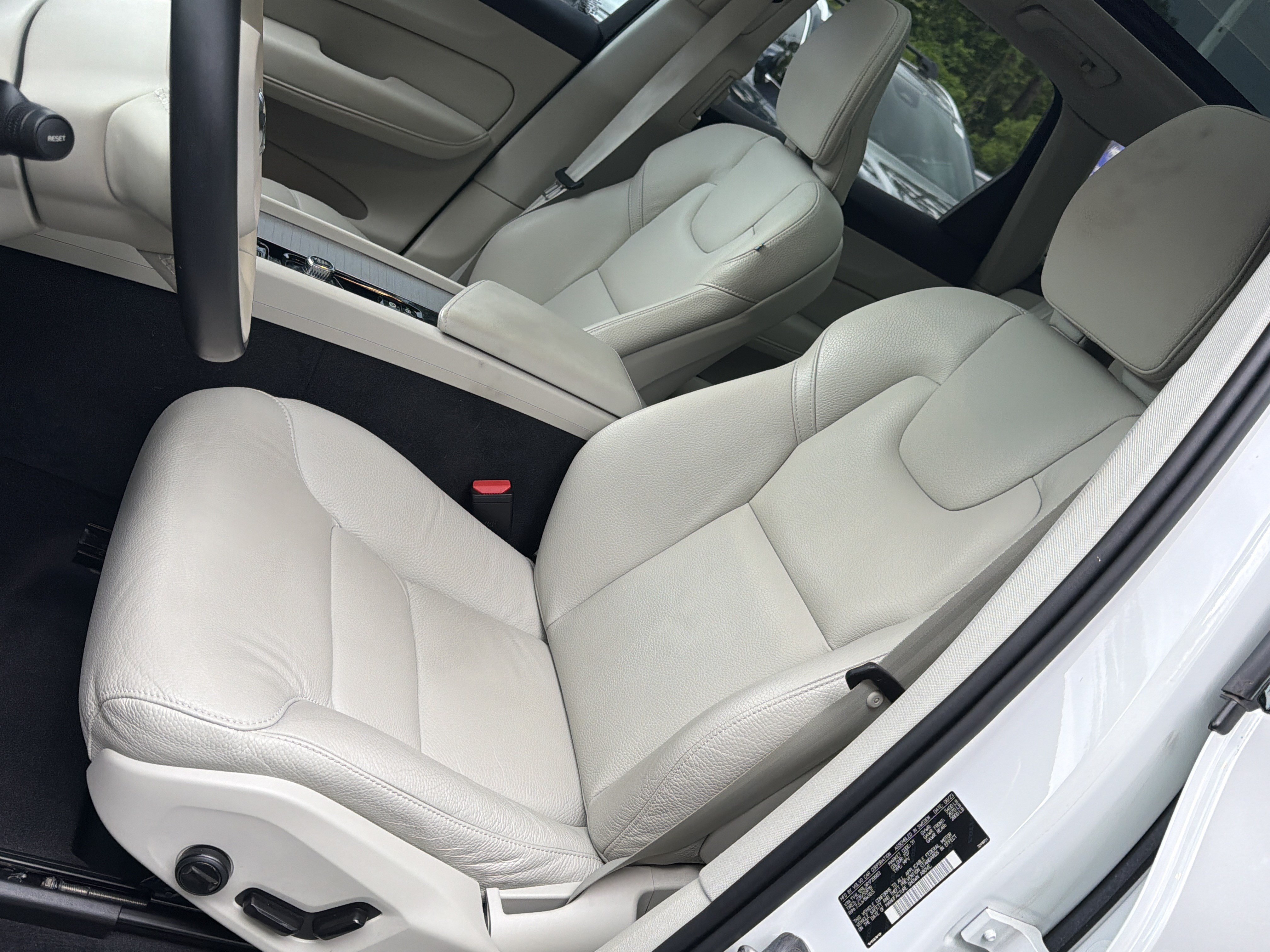 Certified 2024 Volvo XC60 B5 Plus w/ Protection Package Premier AWD/4WD image 16