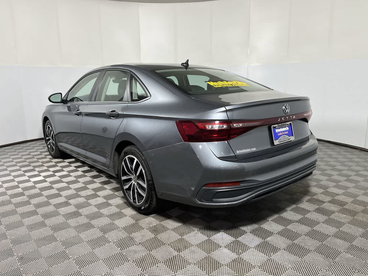 Used 2025 Volkswagen Jetta SE FWD image 6