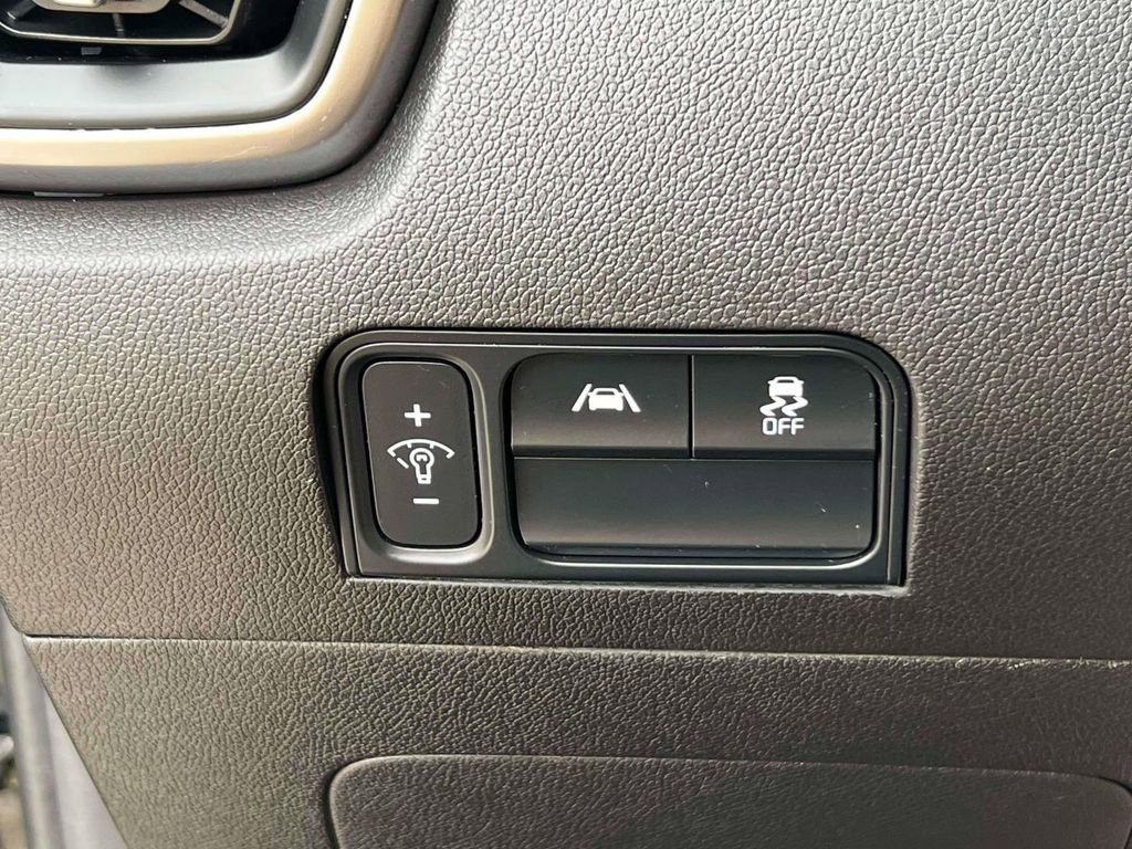 Used 2023 Kia Sorento LX image 18