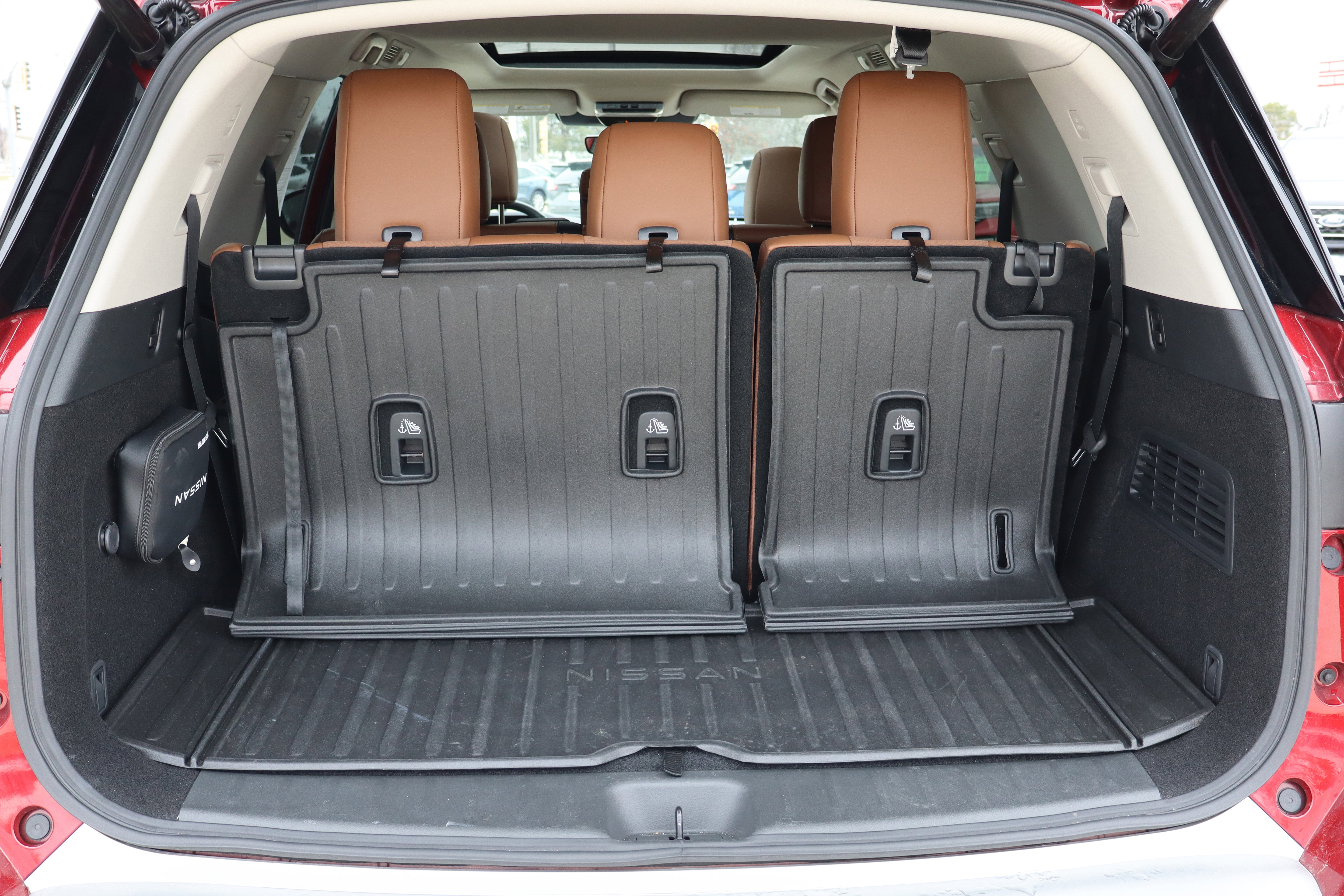 Used 2024 Nissan Pathfinder Platinum w/ Cargo Package image 35