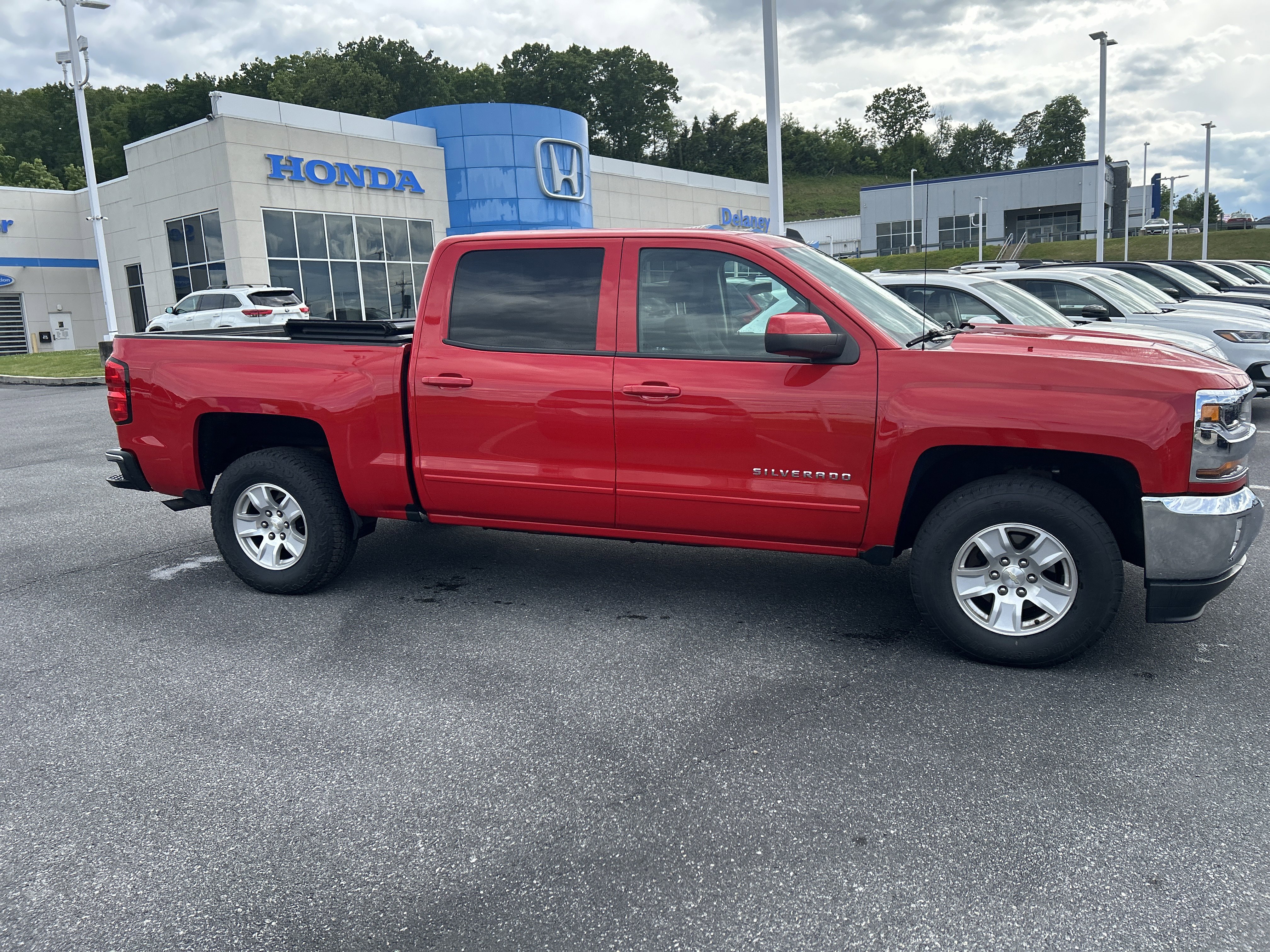 Used 2017 Chevrolet Silverado 1500 LT w/ All Star Edition AWD/4WD image 4