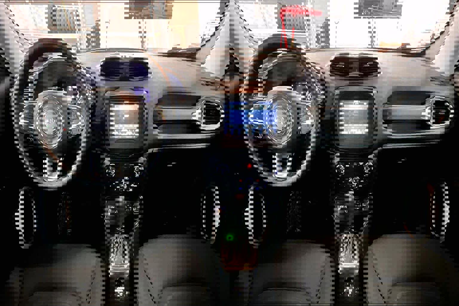 Used 2020 Jeep Renegade Latitude w/ Cold Weather Group image 15