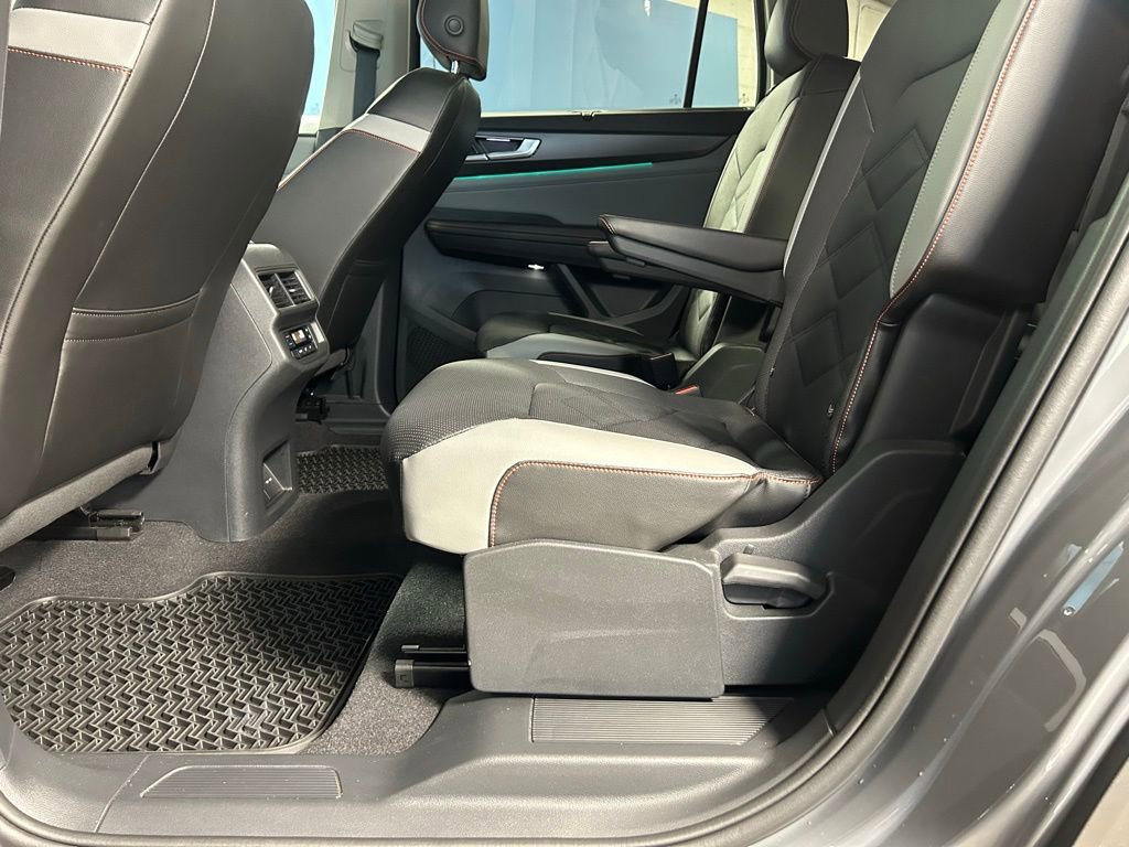 Used 2024 Volkswagen Atlas Peak Edition SE image 33