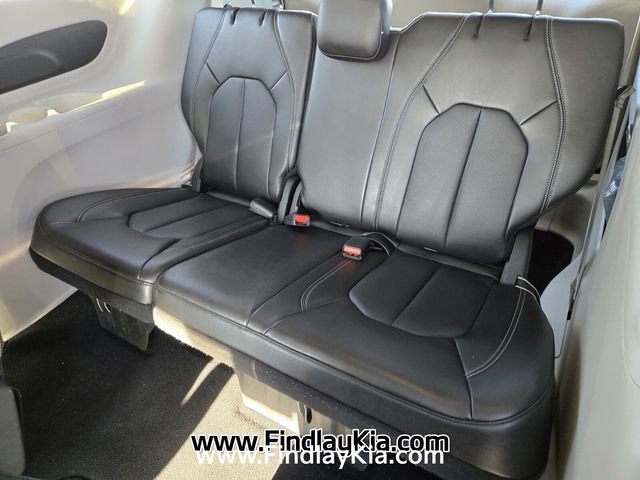 Used 2024 Chrysler Pacifica Touring-L FWD image 16