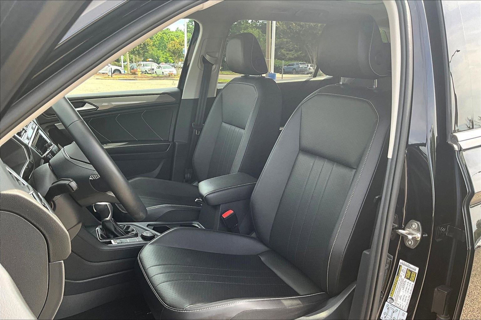 Used 2022 Volkswagen Tiguan SE w/ Panoramic Sunroof Package AWD/4WD image 27