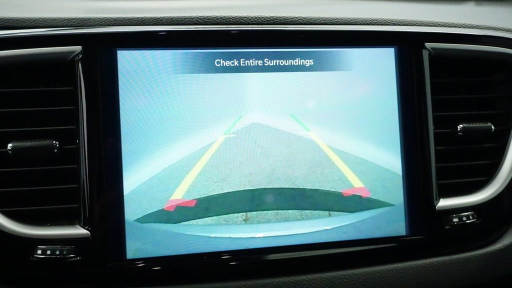 Certified 2024 Chrysler Pacifica Touring-L image 31