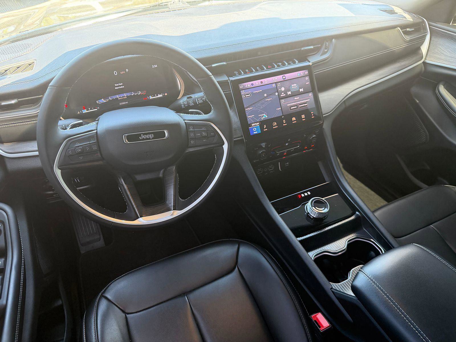 Used 2025 Jeep Grand Cherokee Limited w/ Black Appearance Package image 5