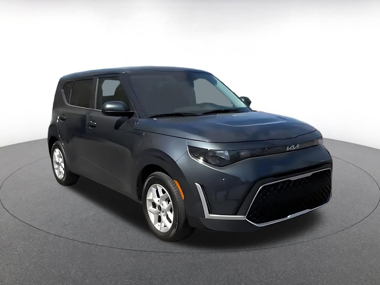 Used 2025 Kia Soul LX w/ LX Technology Package image 3