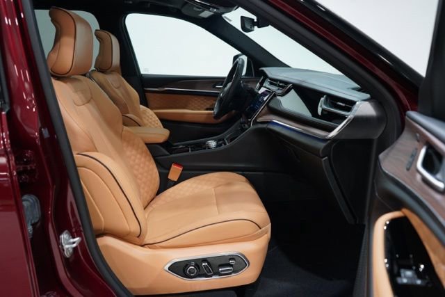 Used 2025 Jeep Grand Cherokee Summit w/ Obsidian Package image 35