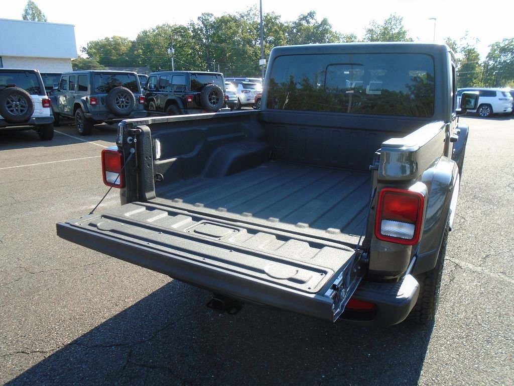 Certified 2021 Jeep Gladiator Willys image 16