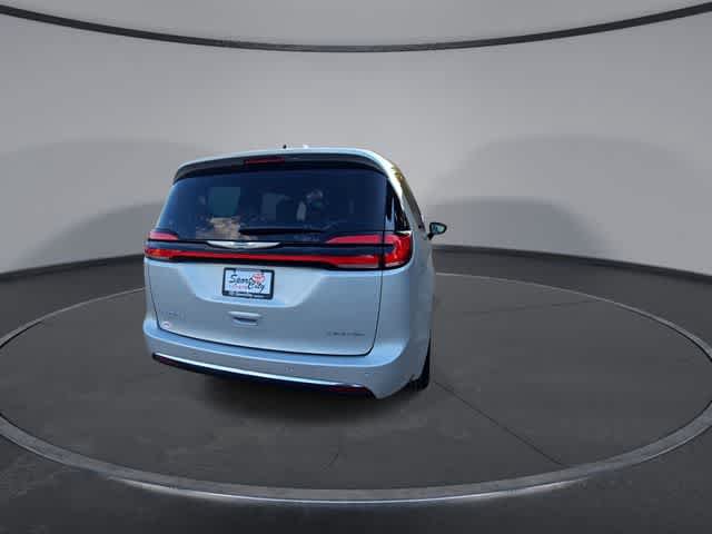 Used 2024 Chrysler Pacifica Limited FWD image 7