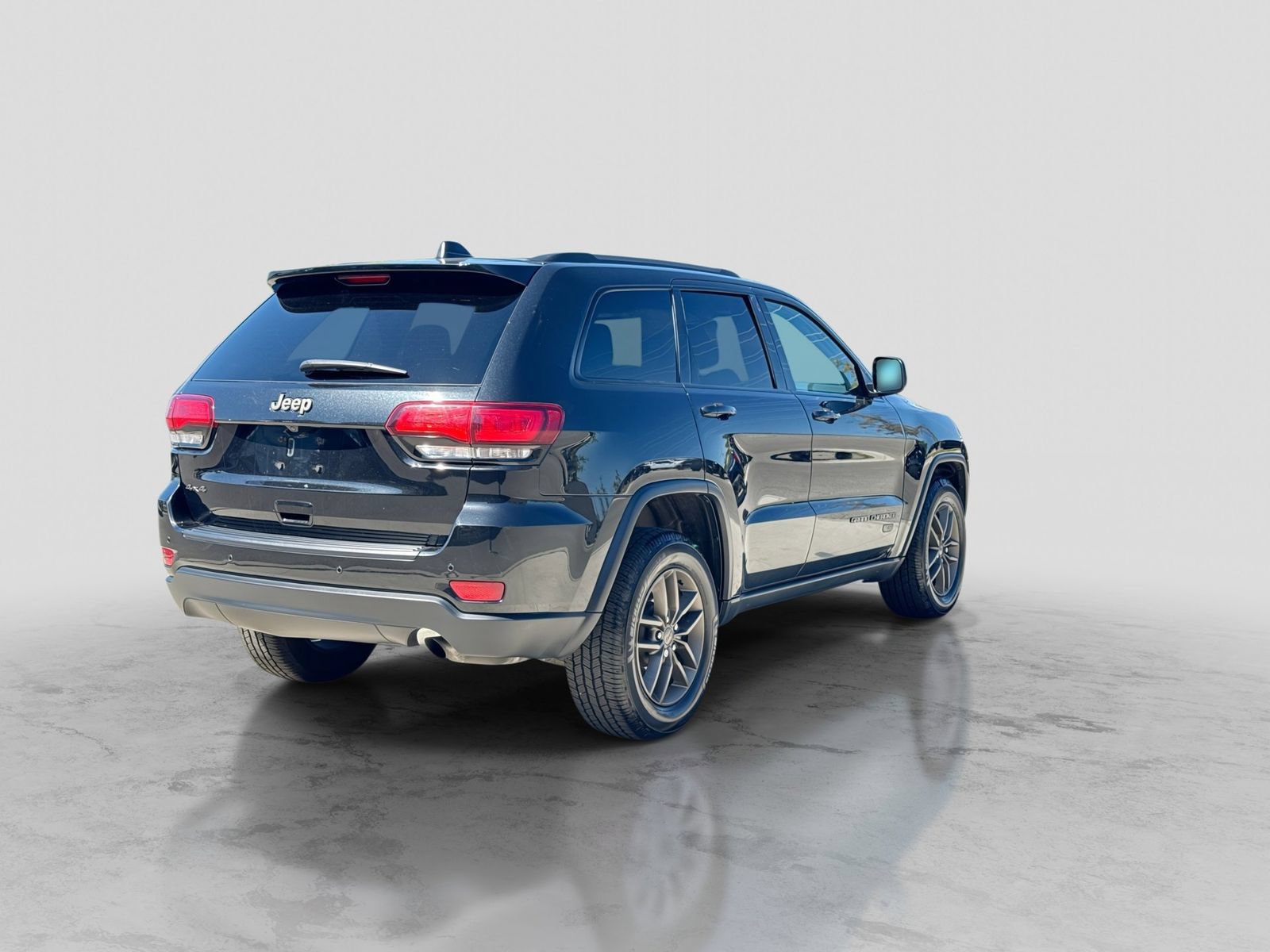 Used 2016 Jeep Grand Cherokee Laredo 75th Anniversary AWD/4WD image 8