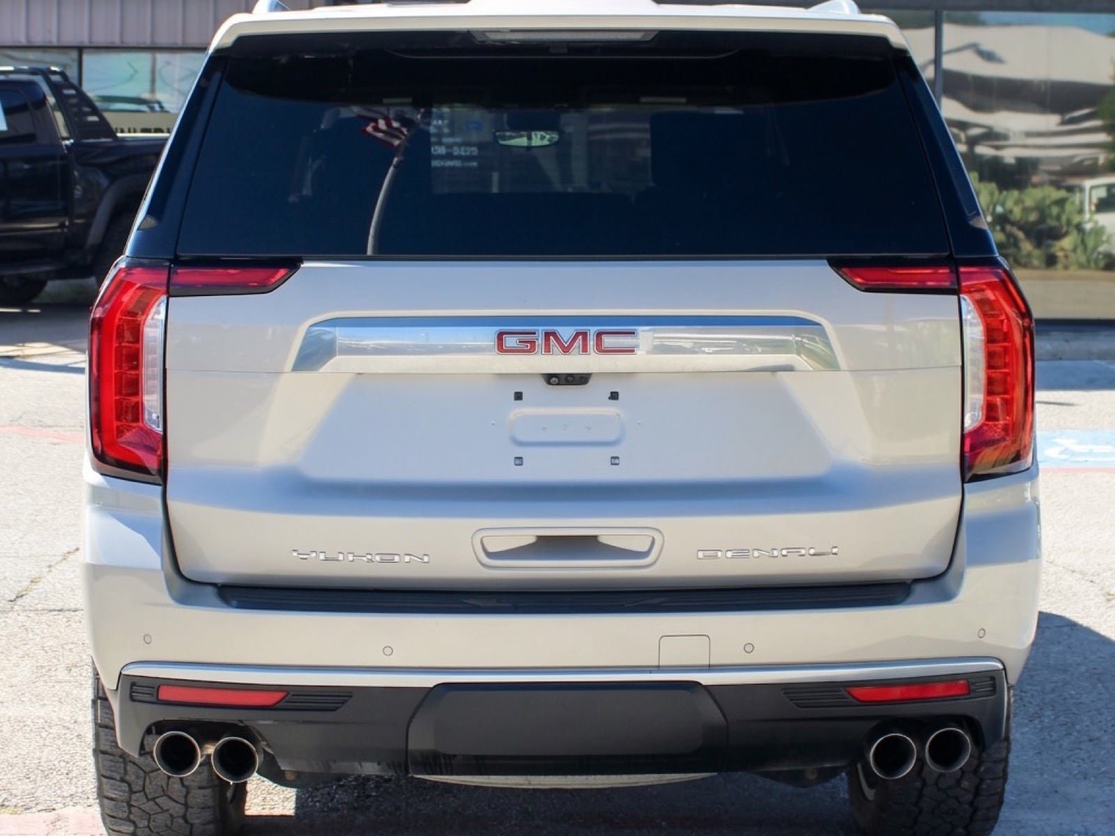 Used 2024 GMC Yukon Denali w/ Advanced Technology Package AWD/4WD image 5