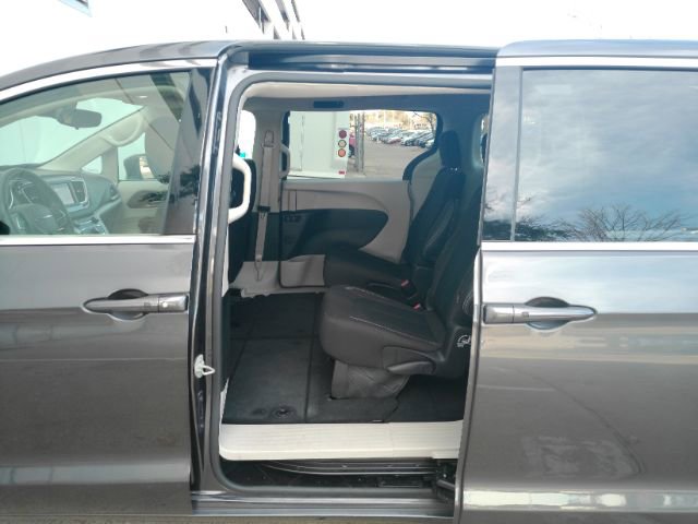 Used 2023 Chrysler Voyager LX image 17