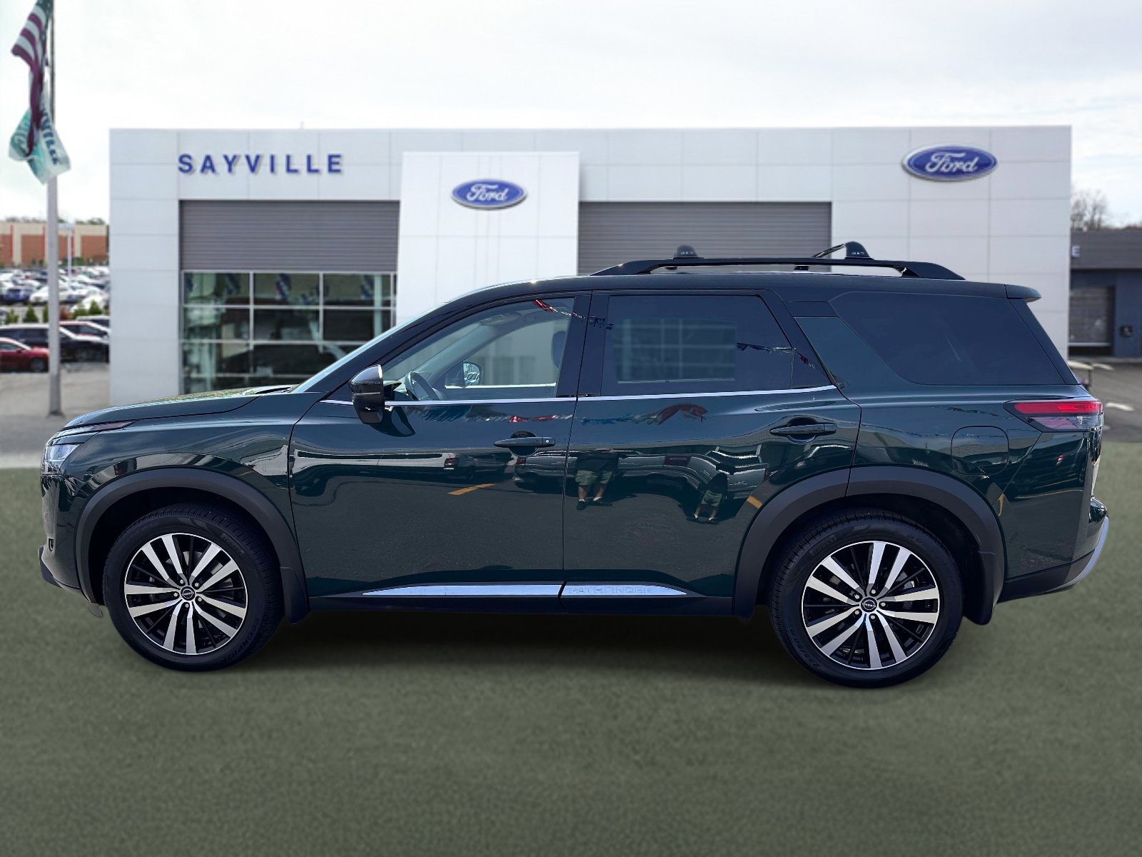 Used 2023 Nissan Pathfinder Platinum AWD/4WD image 2