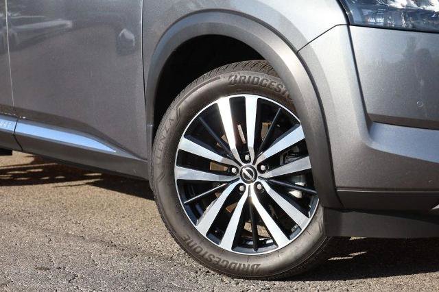 Certified 2025 Nissan Pathfinder Platinum FWD image 3