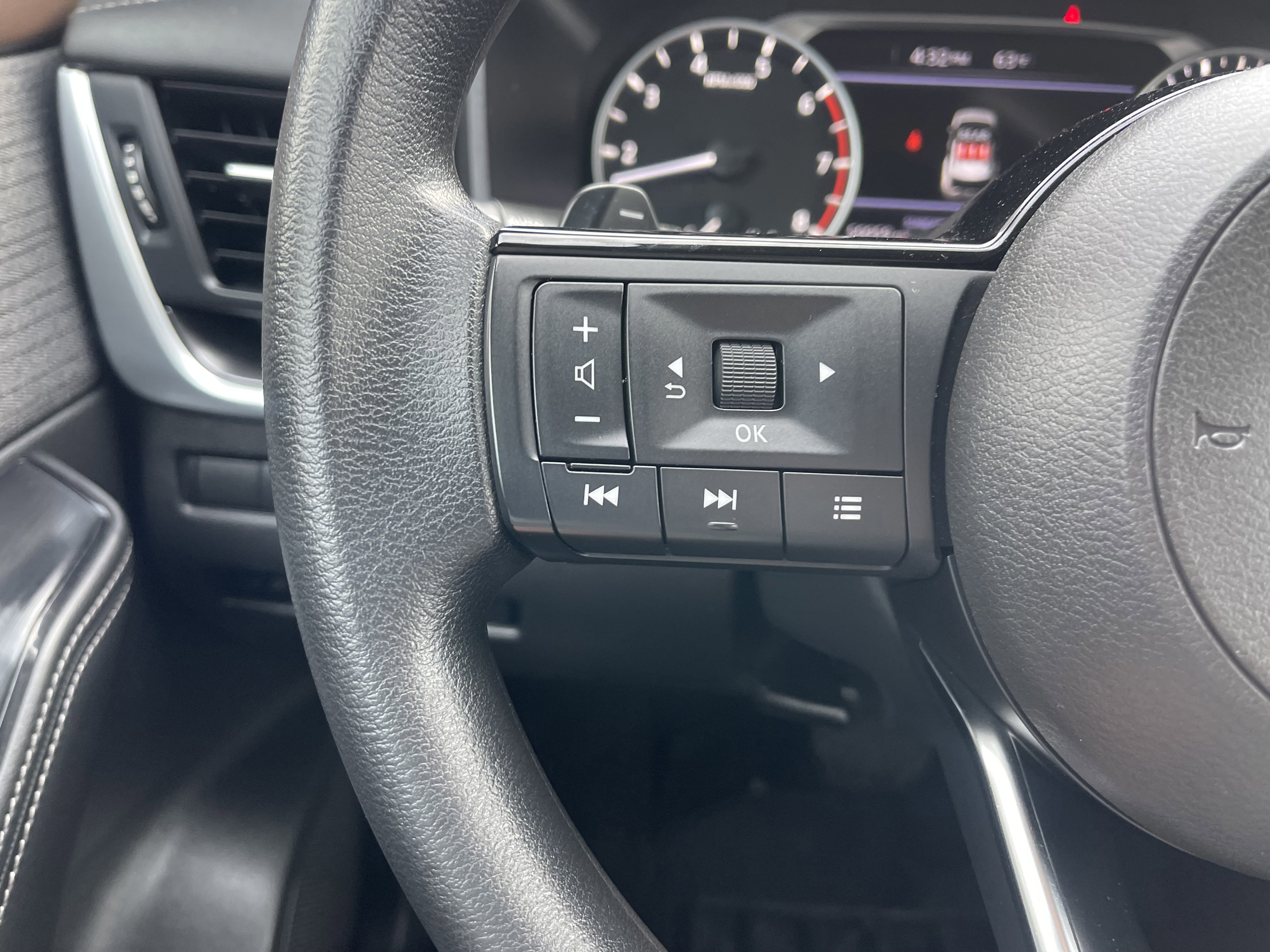 Used 2023 Nissan Rogue SV image 37