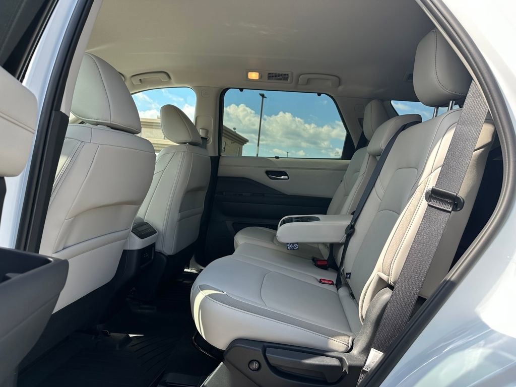 Used 2025 Nissan Pathfinder SL w/ Lighting Package (N92) image 13