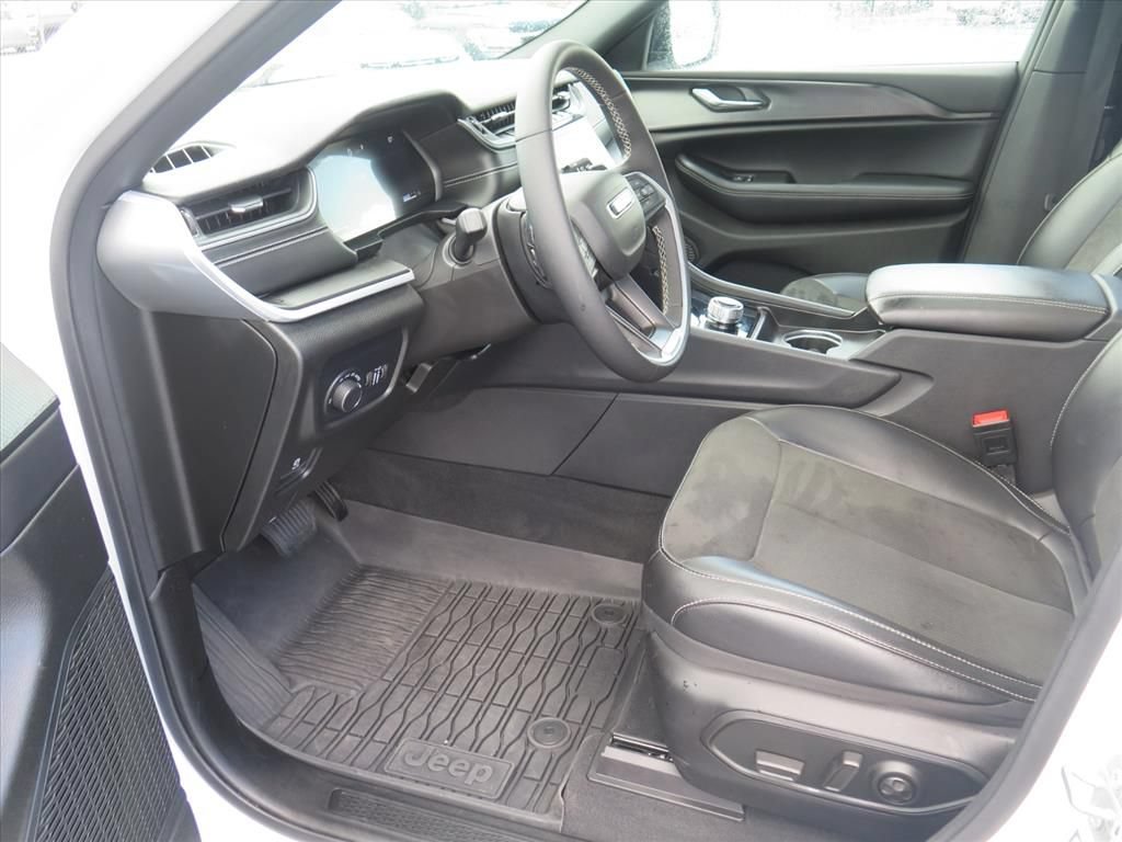 Used 2024 Jeep Grand Cherokee L Altitude RWD image 9