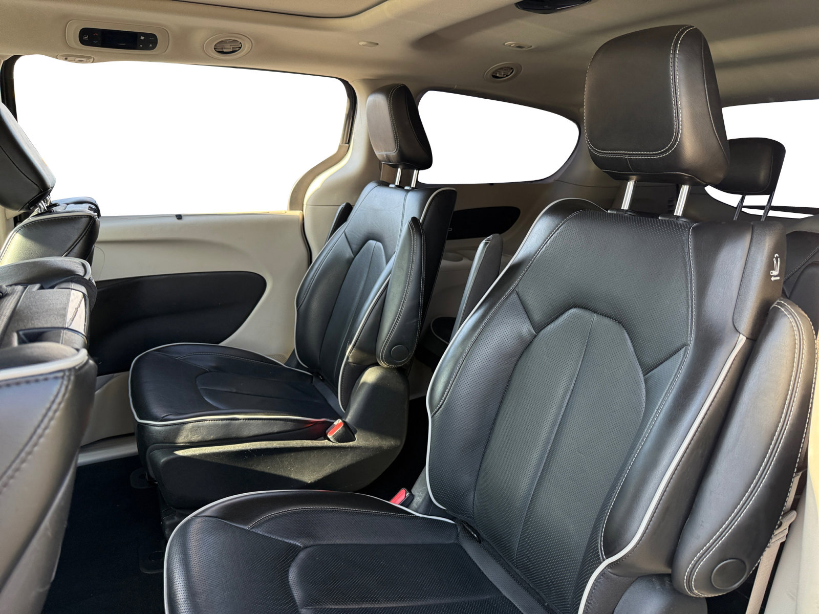 Used 2022 Chrysler Pacifica Limited w/ Uconnect Theater Family Group image 13