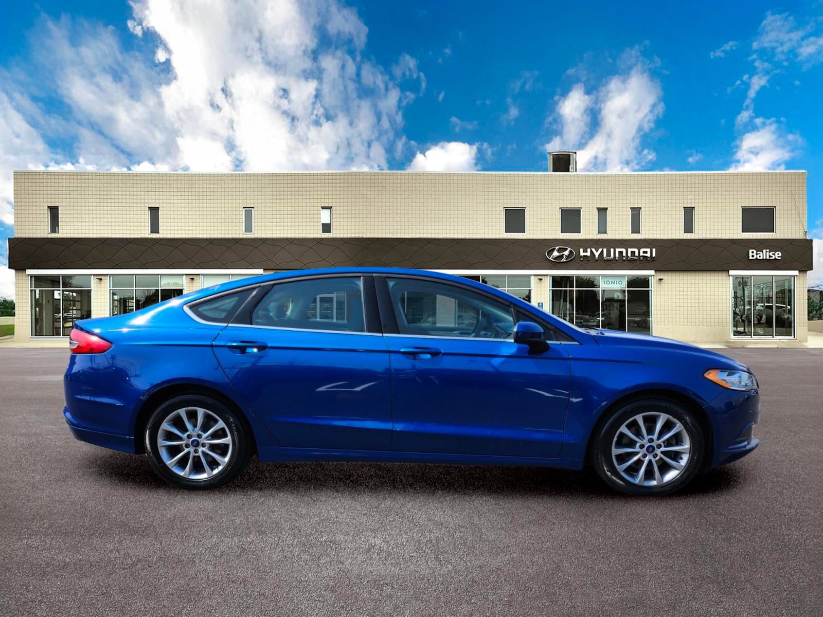 Used 2017 Ford Fusion SE w/ Fusion SE Technology Package FWD image 2