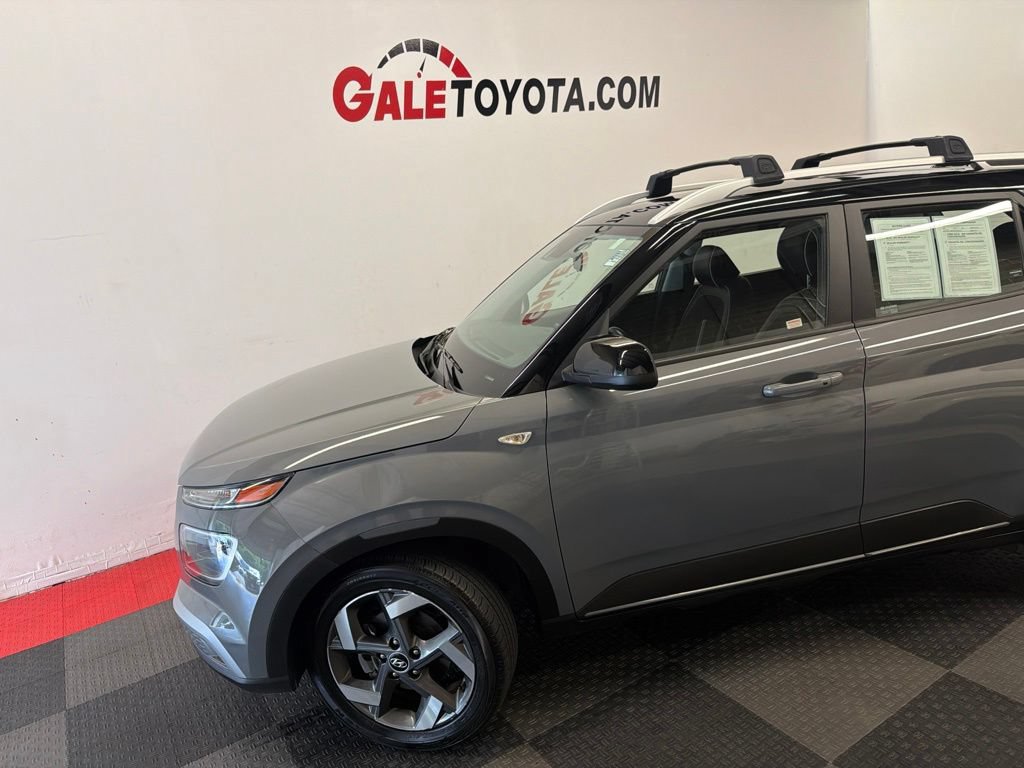 Used 2022 Hyundai Venue Limited FWD image 7