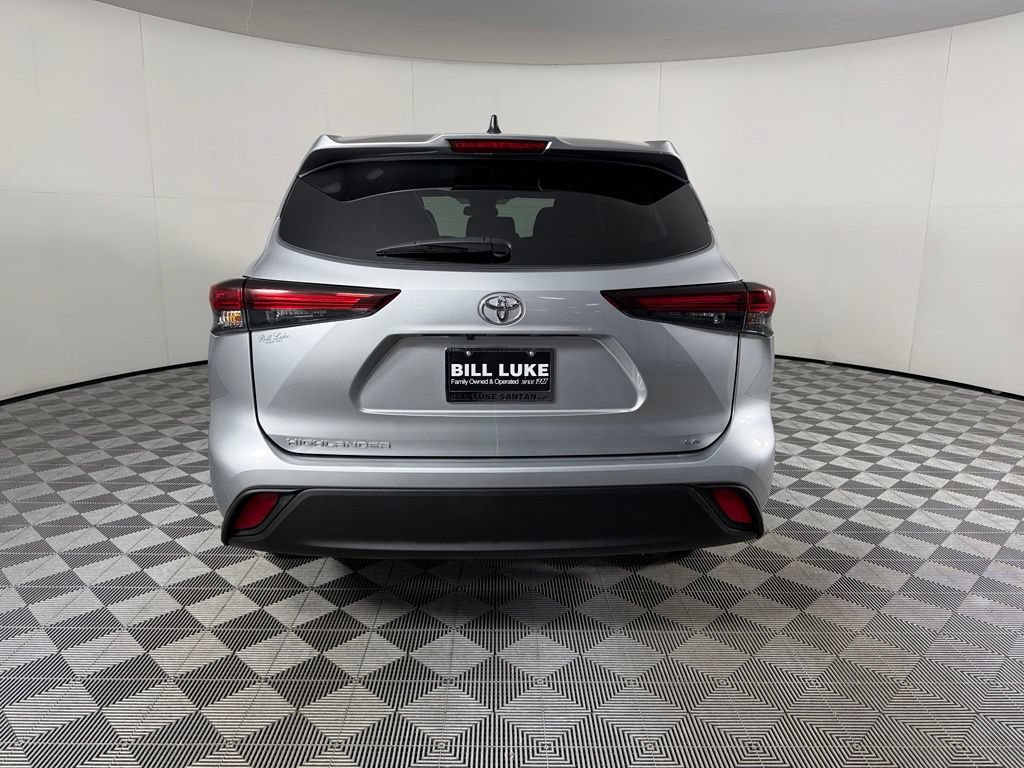 Used 2025 Toyota Highlander LE FWD image 7