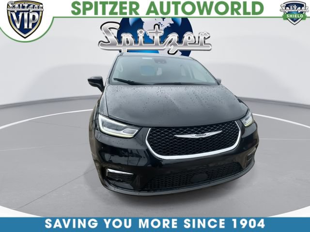 Used 2023 Chrysler Pacifica Touring-L FWD image 3