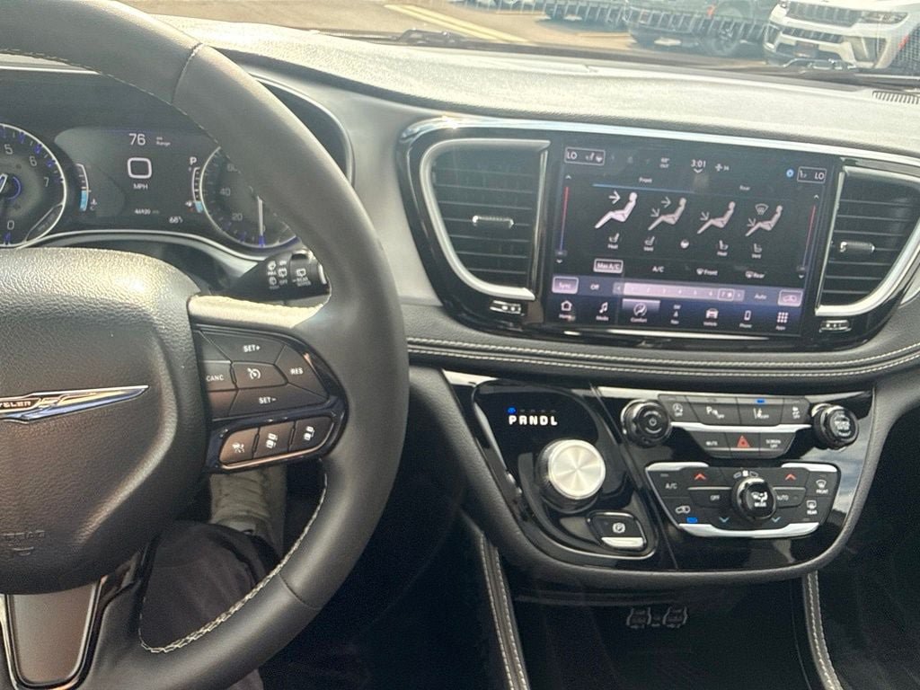 Used 2025 Chrysler Pacifica Limited FWD image 34