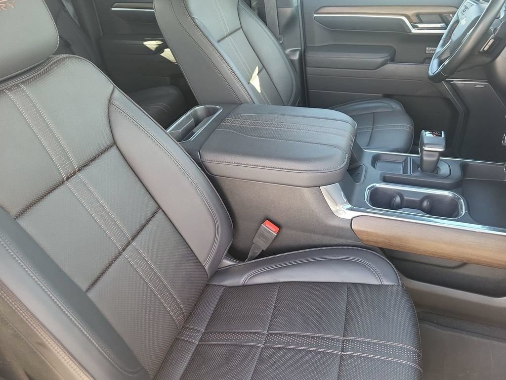 Used 2025 Chevrolet Silverado 1500 High Country w/ High Country Premium Package AWD/4WD image 35
