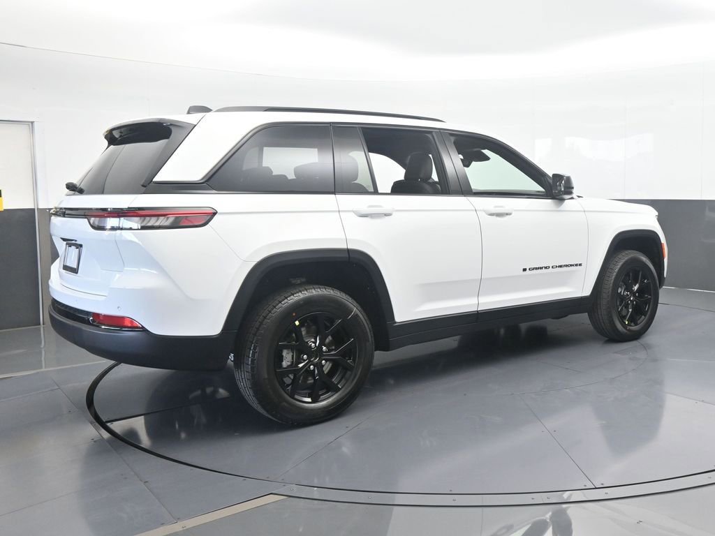 Used 2025 Jeep Grand Cherokee Altitude RWD image 6