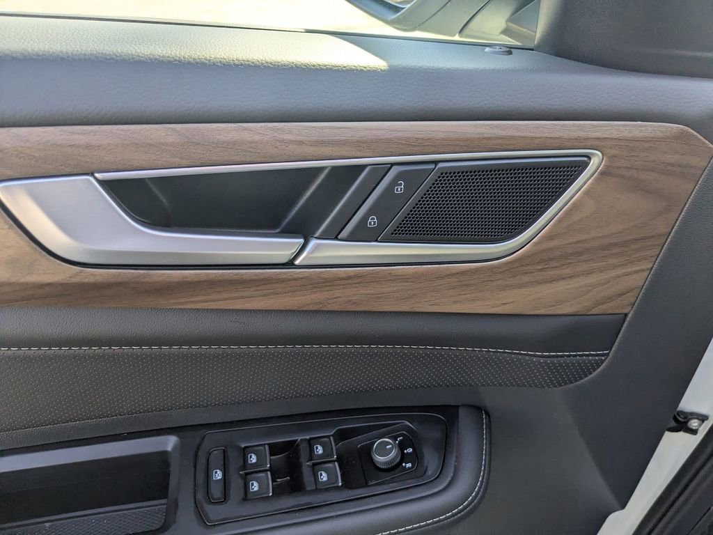 Used 2025 Volkswagen Atlas SE image 22