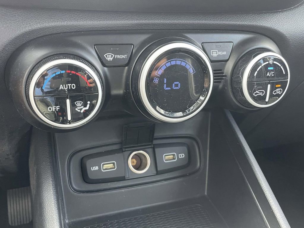 Used 2022 Hyundai Venue Limited image 19