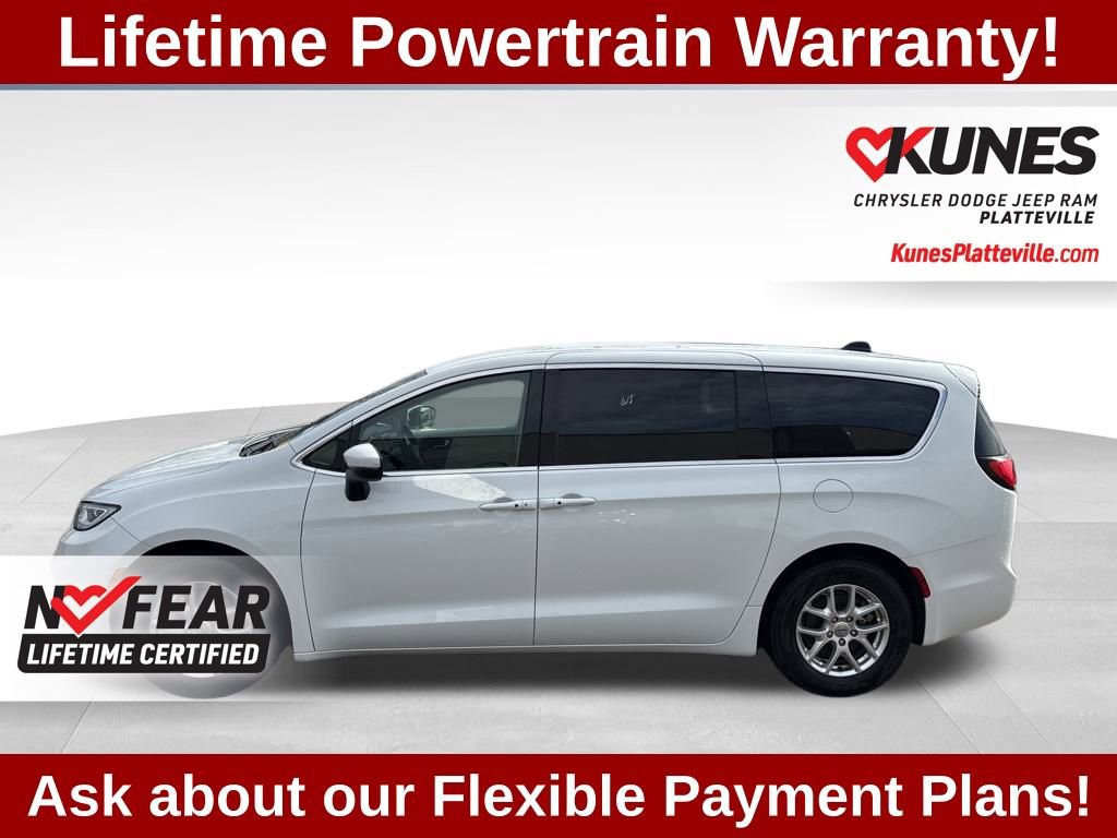 Used 2023 Chrysler Pacifica Touring-L image 7