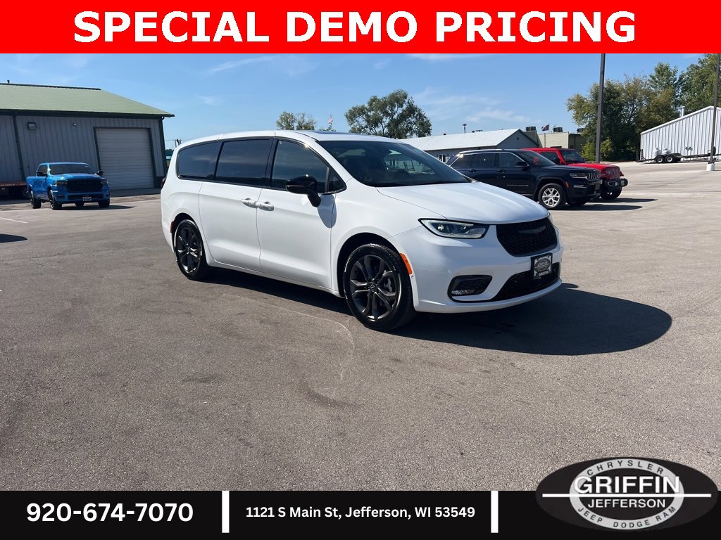 New 2026 Chrysler Pacifica Select image 8