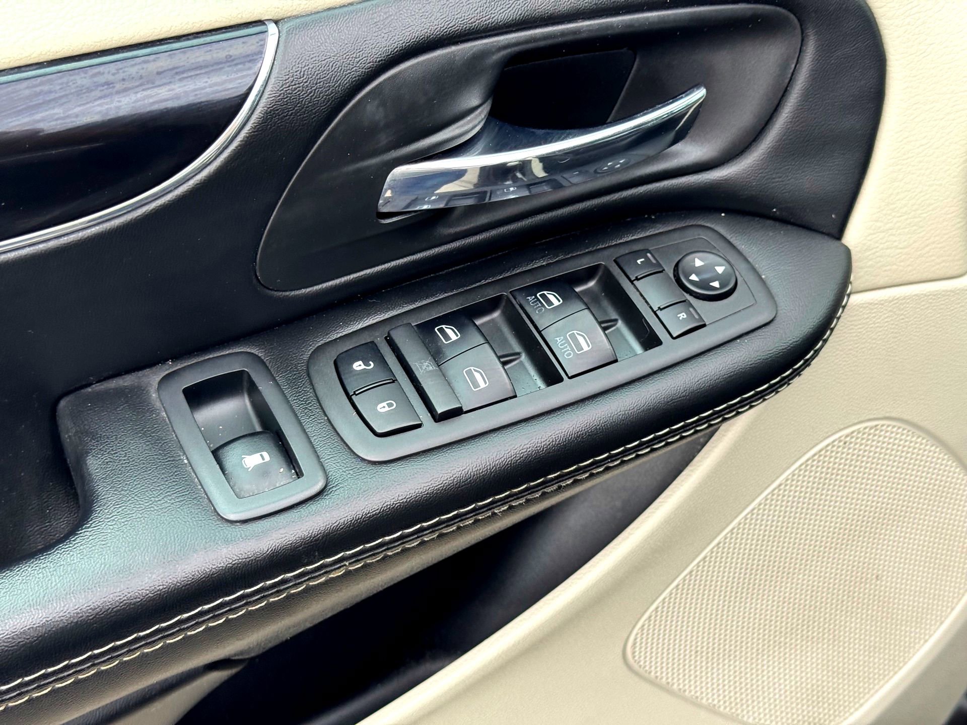 Used 2018 Dodge Grand Caravan SXT image 15