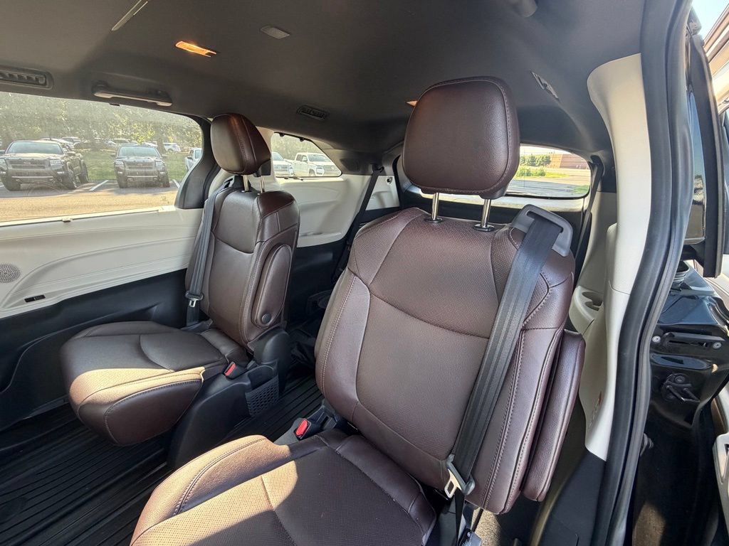 Used 2021 Toyota Sienna Platinum AWD/4WD image 8