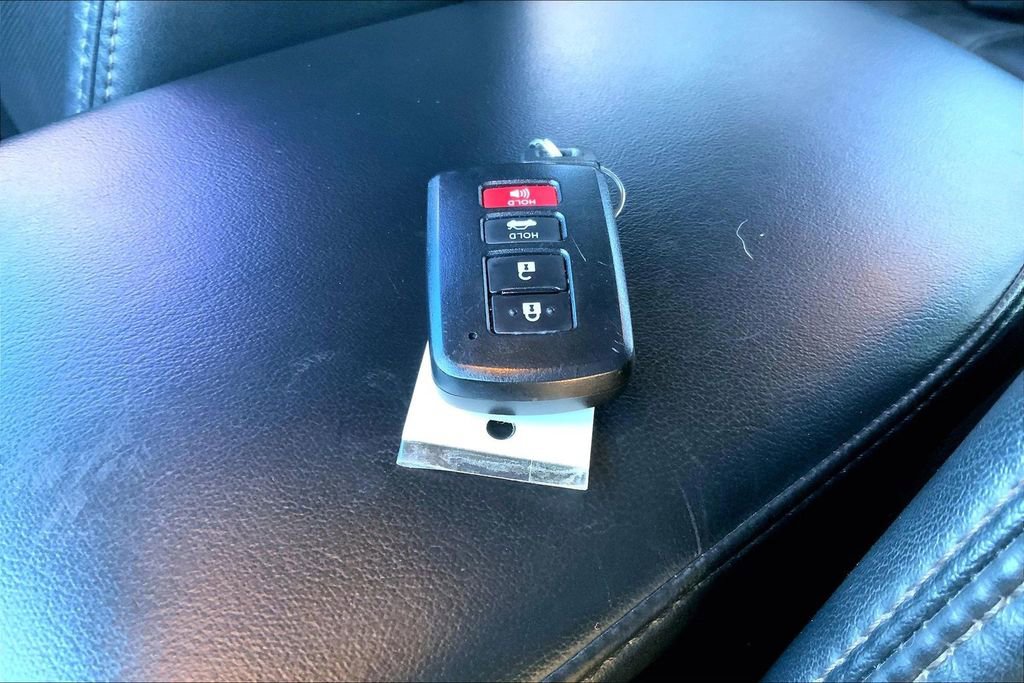 Used 2016 Toyota Avalon Limited image 15