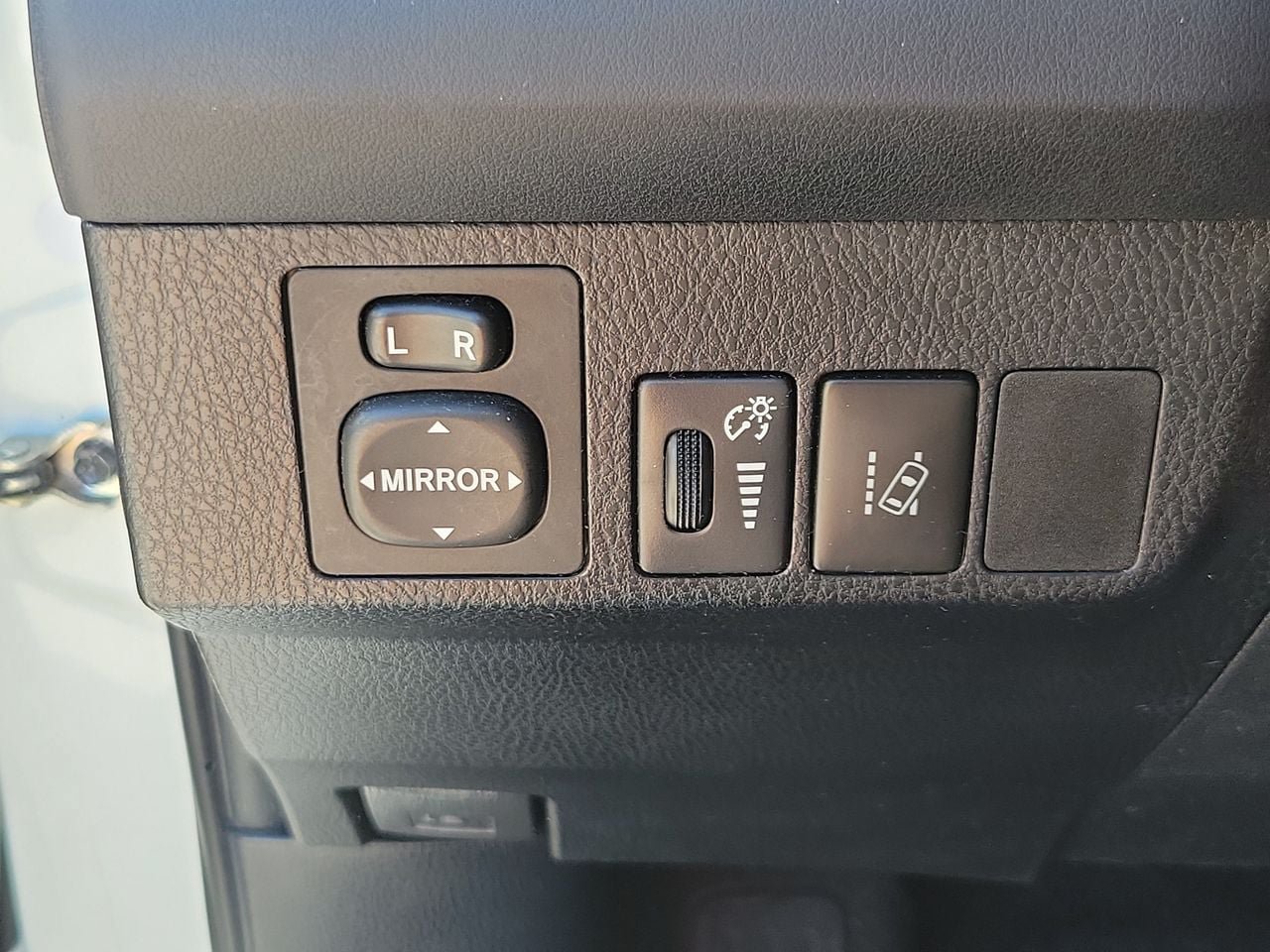Used 2018 Toyota RAV4 LE FWD image 30