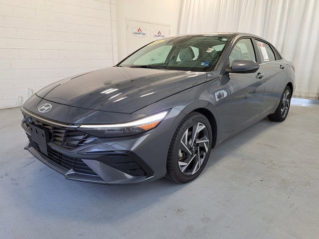 Used 2025 Hyundai Elantra Limited FWD image 2