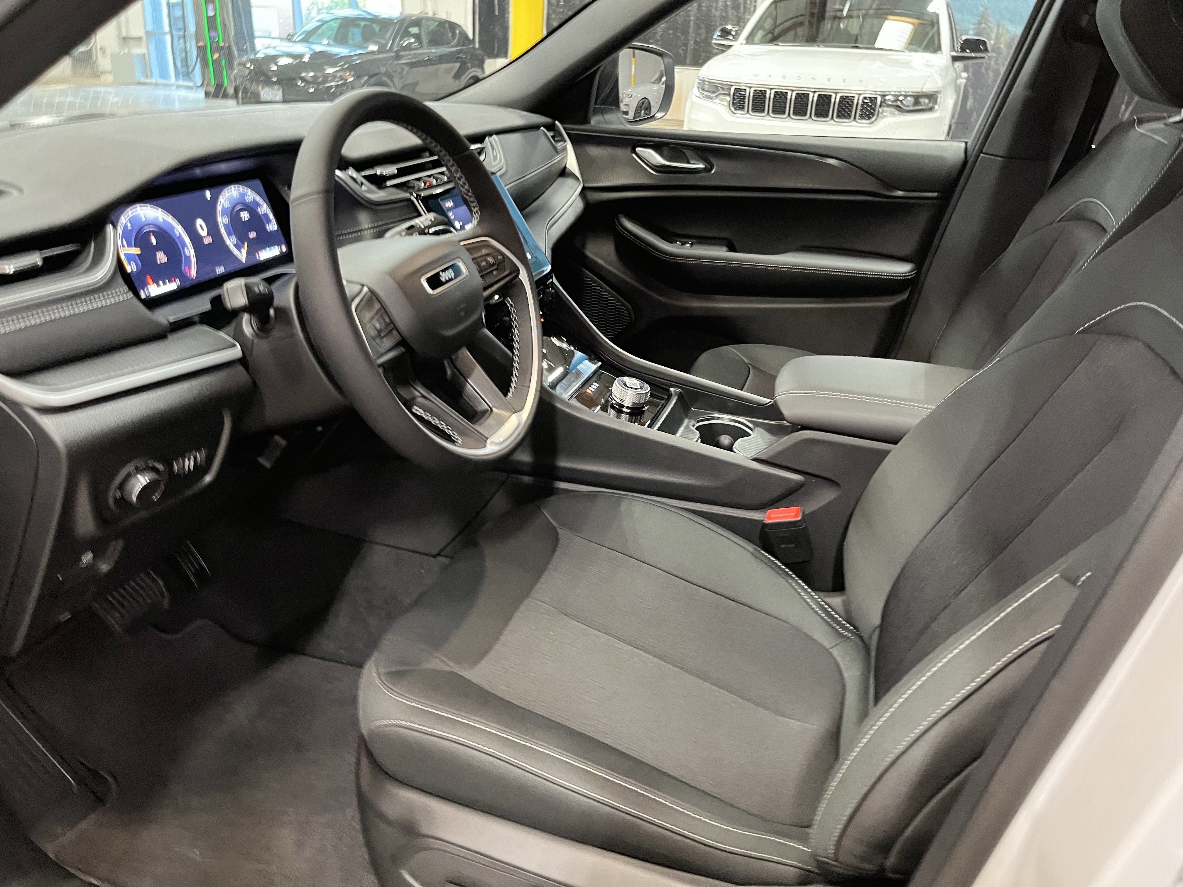 Certified 2025 Jeep Grand Cherokee Laredo w/ Luxury Tech Group I image 10