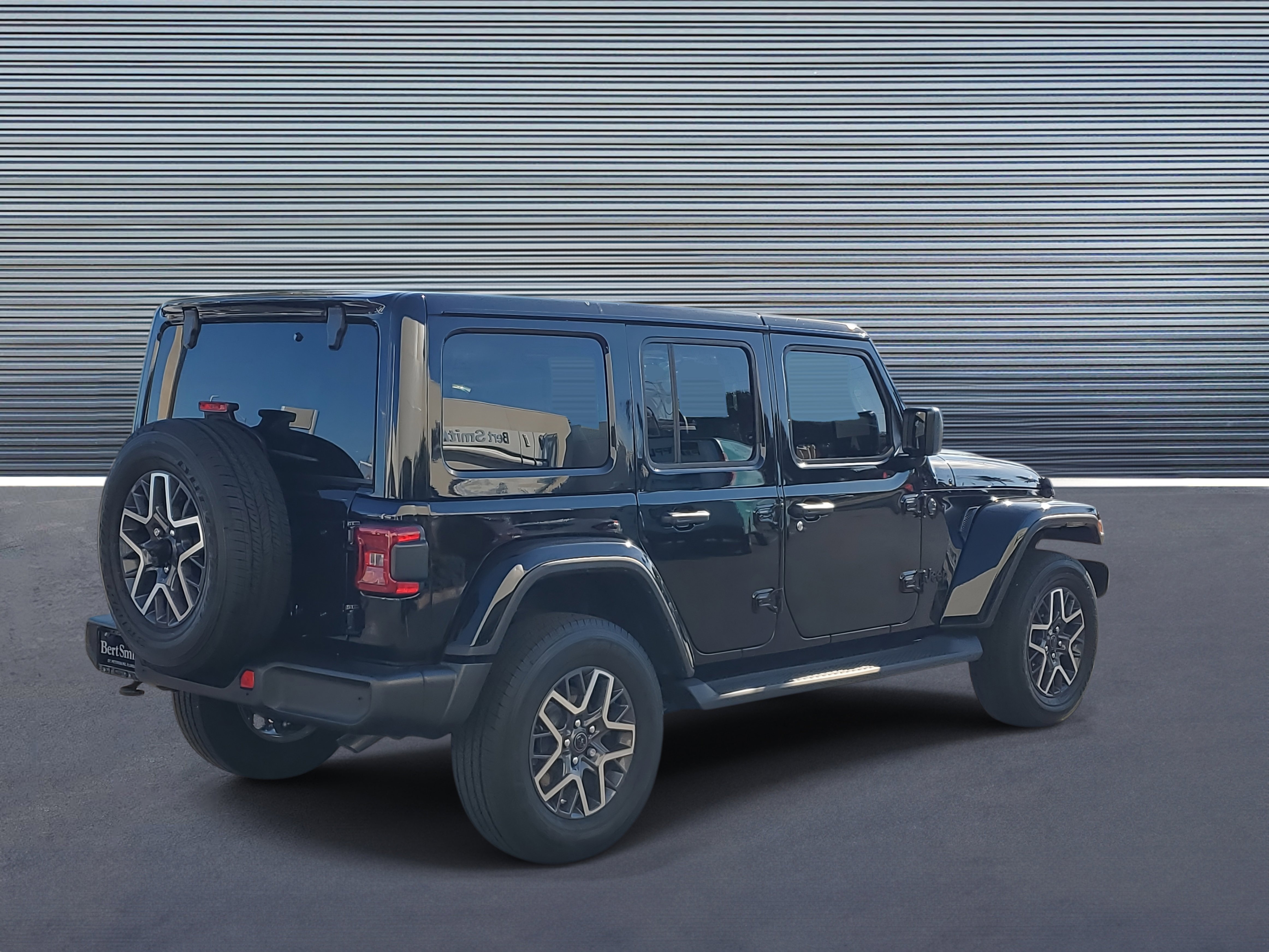 Used 2025 Jeep Wrangler Sahara image 3